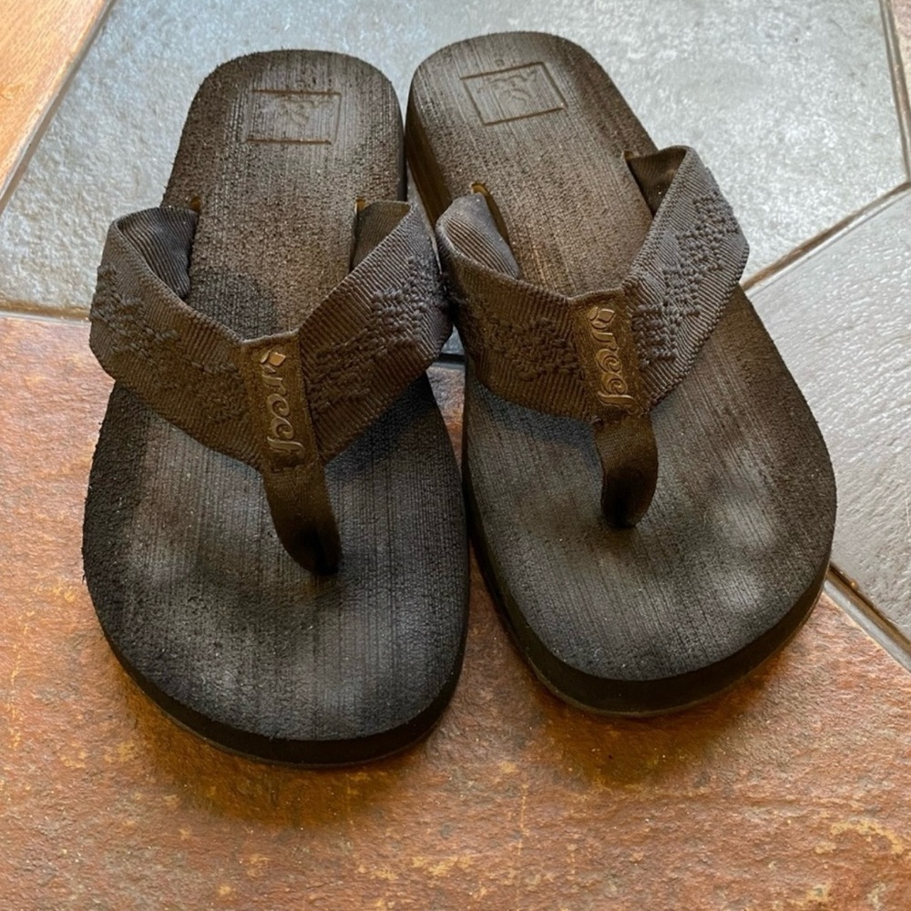 Reef-Sandy, used like new women’s sandals in black.